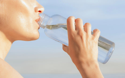 Une femme qui boit de l'eau.